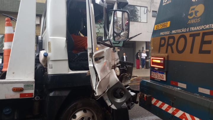 Grave acidente entre caminhão-guincho e carro-forte mobiliza equipes em Nova Esperança