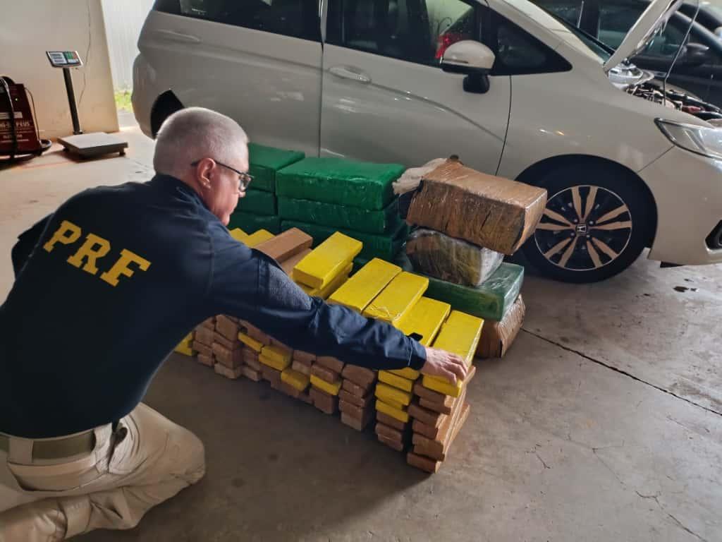 PRF apreende 370 kg de maconha após motorista fugir durante abordagem em Maringá