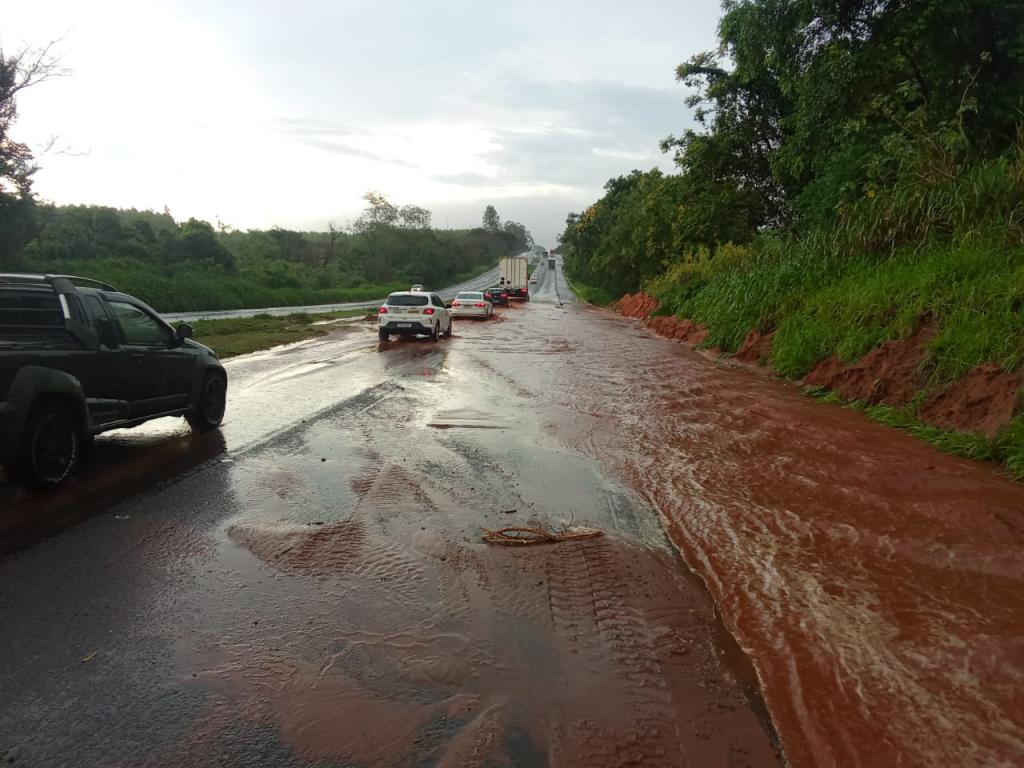 PRF alerta para pontos com lama na BR-376 entre Nova Esperança e Paranavaí