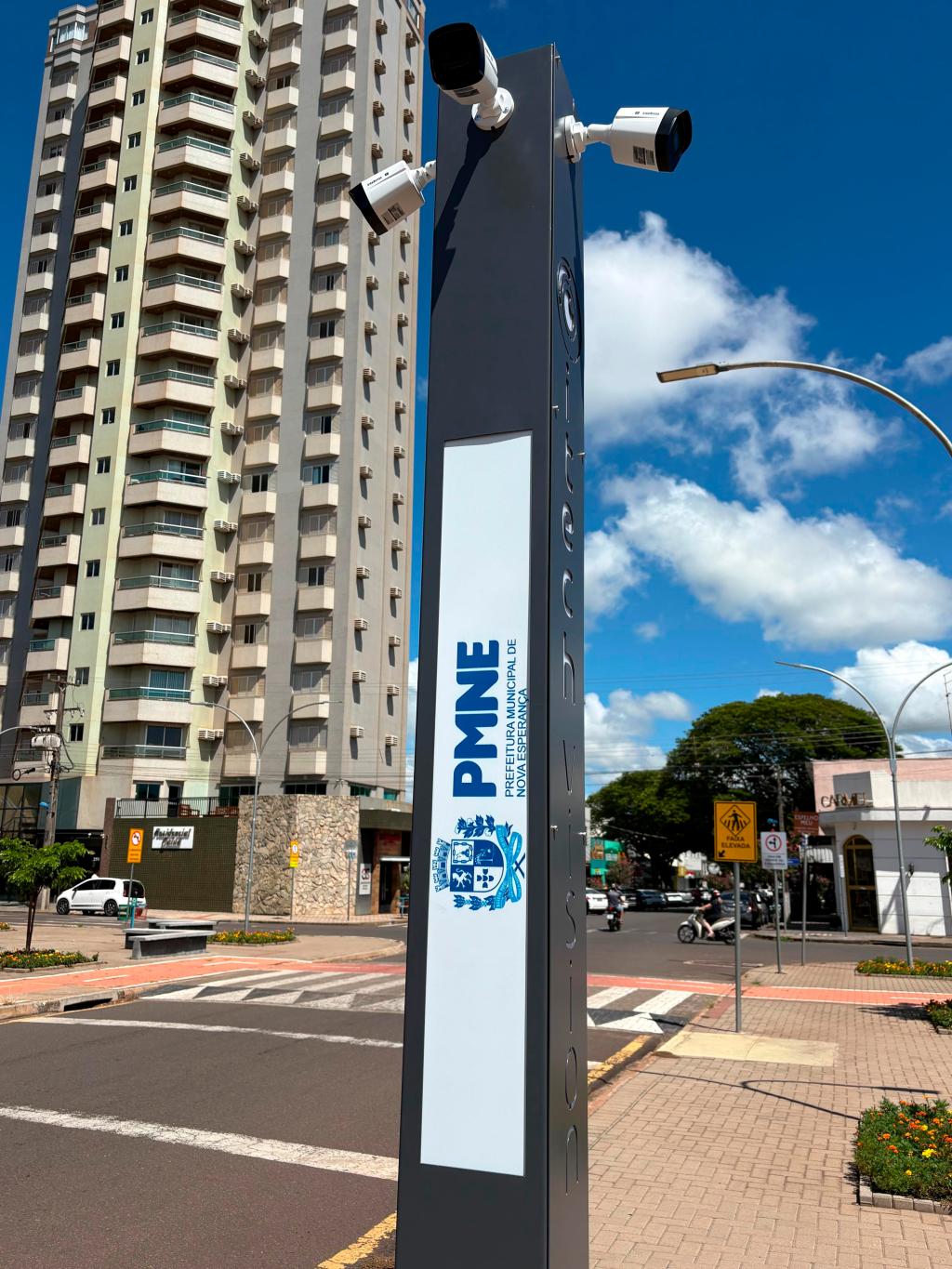 Nova Esperança instala totens de segurança e reforça monitoramento 24 horas na cidade