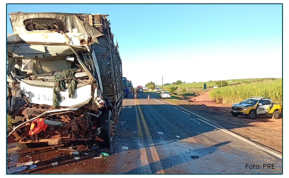 Colisão entre caminhões deixa motorista gravemente ferido na PR-317