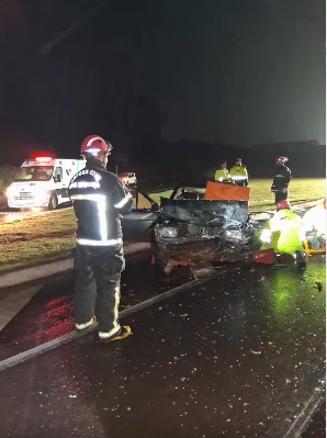 Grave acidente entre carro e ônibus deixa duas pessoas feridas na BR-376 em Nova Esperança