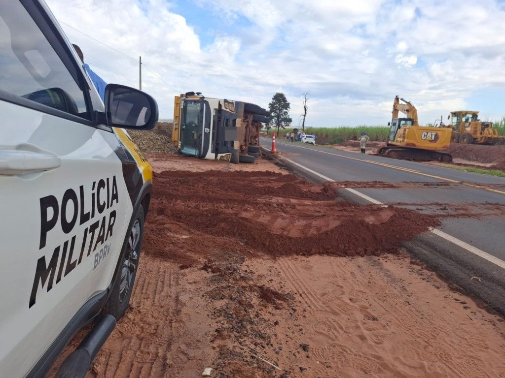 Caminhão tomba às margens da PR-494 entre Paranacity e Inajá