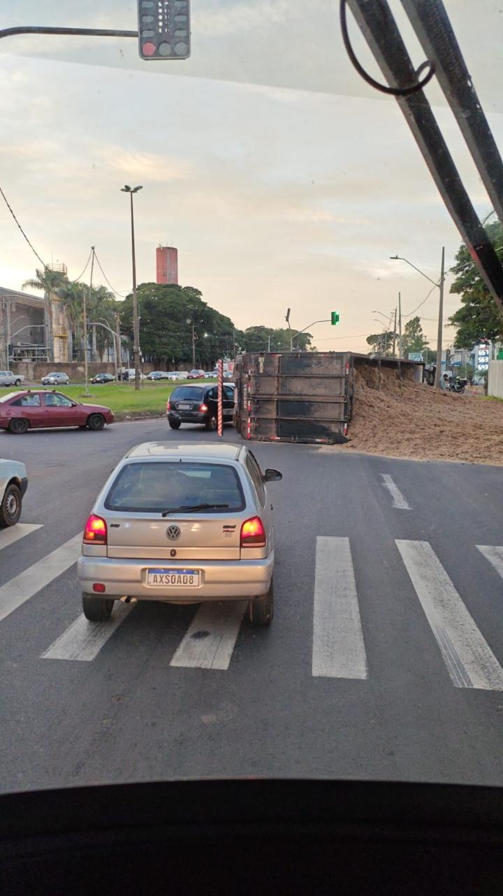 Carreta tomba no “balão da Coca-Cola” e interdita acesso a Maringá pela BR-376